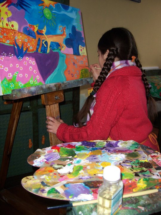 Niña en sesión de arteterapia